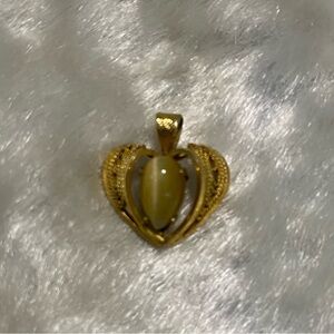 🍀VTG Elegant Gold Cat’s Eye Heart Pendant